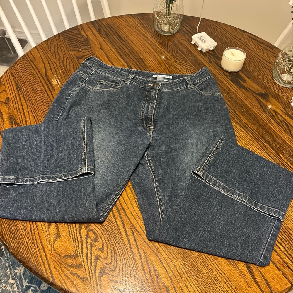 A.M.I Straight cut women’s jeans